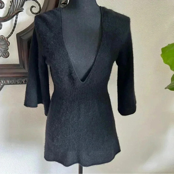 Aqua Women’s Black Low Cut 3/4 Bell Sleeve 100% Cashmere Sweater Jumper Medium - Picture 1 of 14